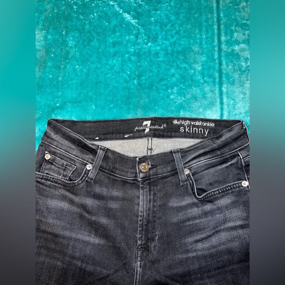 High Rise ankle length - Ripped Knee - Size 28 - Skinny - Picture 4 of 11